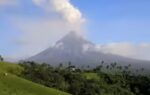 mayon volcano eruption 1500 families evacuated airspace restricted near manila