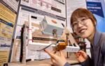 leanne fan with the device