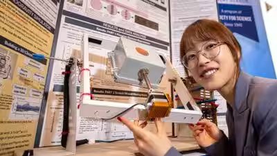 leanne fan with the device