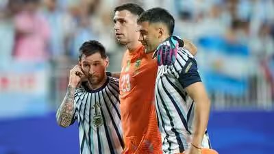 lionel messi emiliano martinez