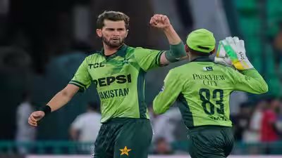 pakistan beats australia by four wickets to clinch odi series 2 1