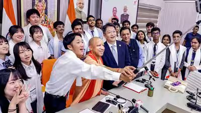 yogi adityanath meets students from india and japan