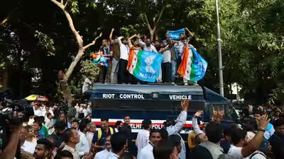 congress youth wing workrs protesting at jantar mantar