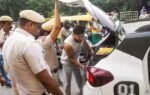 delhi police has put in extensive curbs to prevent protesters from reaching jantar mantar