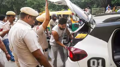 delhi police has put in extensive curbs to prevent protesters from reaching jantar mantar