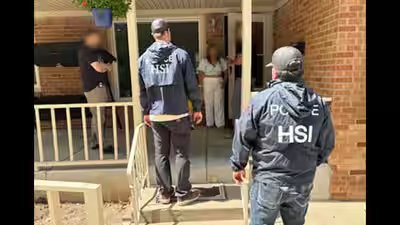 homeland security officials making an arrest in kansas city