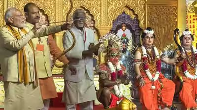 pm modi takes part in dussehra festival in delhi