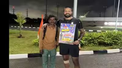 ravi with his fav cricketer hardik pandya in bengaluru
